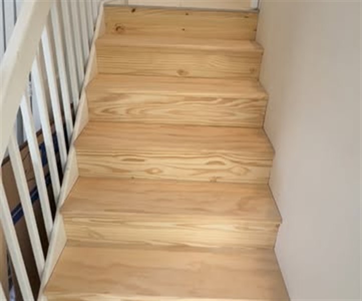 Escalones y contrahuellas de pino macizo recién instalados